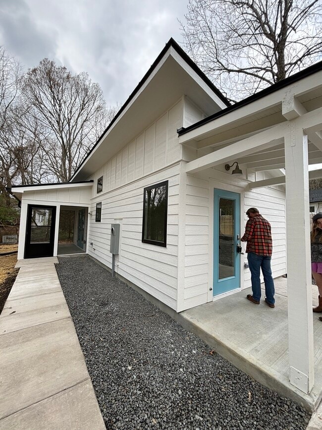 Building Photo - 419 W Corbin St