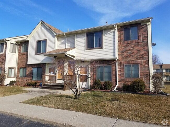 Building Photo - 2 Bedroom Upper Condo, Condo has Raised Ce... Unit 42