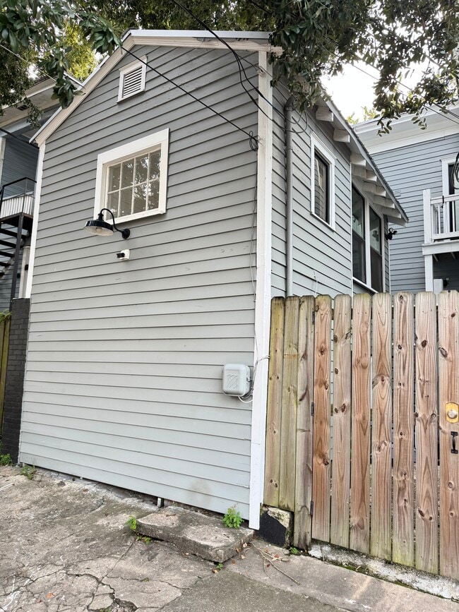 Building Photo - 301 W 32nd St Unit C Rental