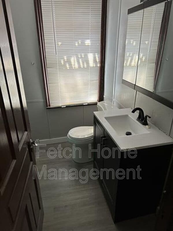 Photo - 722 E King St