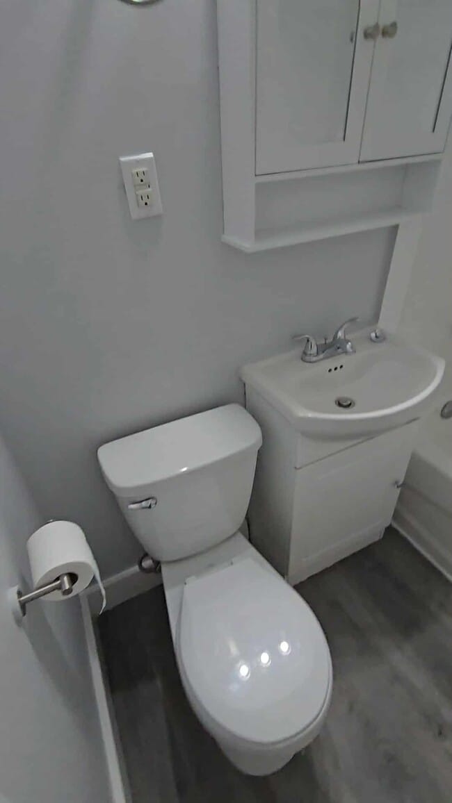 Building Photo - 570 Ellice Ave Unit A7