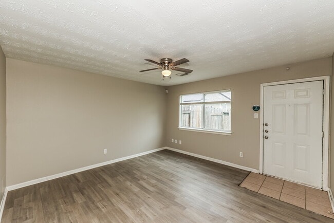 Photo - 814 Forest Ivy Ln