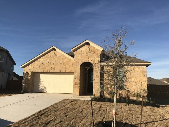 Building Photo - FIVE BEDROOM, THREE BATH 1-STORY HOME