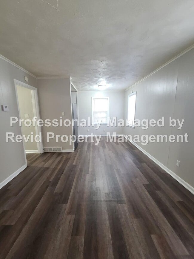 Photo - 744 Lester St