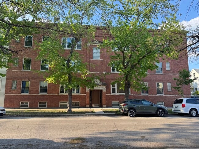 Building Photo - 2206 W School St