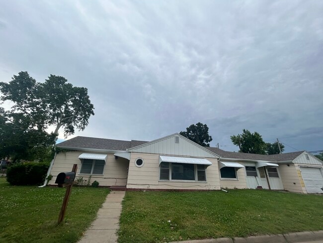 Photo - 417 W Claflin Ave House
