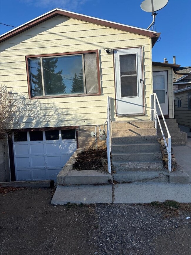 Building Photo - 613 Sage Ave