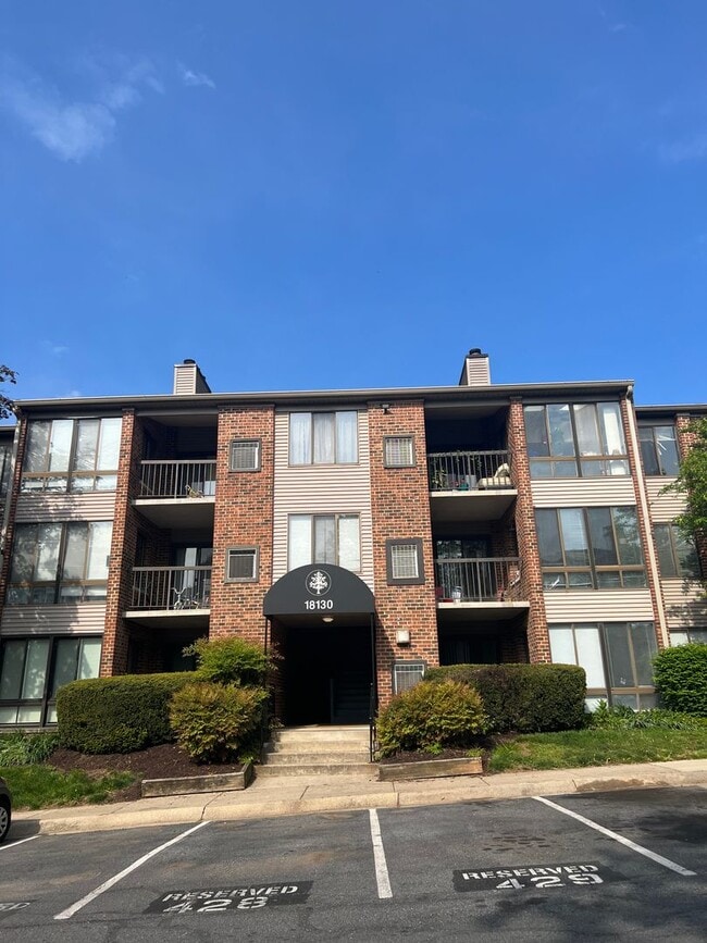 Building Photo - RENOVATED TOP LEVEL CONDO Unit 303