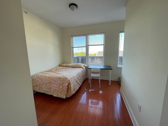 Building Photo - 678 N 33rd St Unit 3F Rental