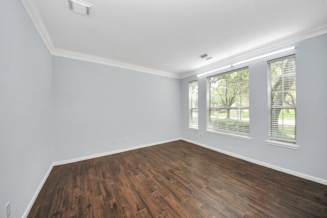 Photo - 1302 Raintree Cir