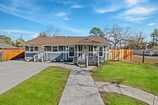 Photo - 6911 Sherwood Dr