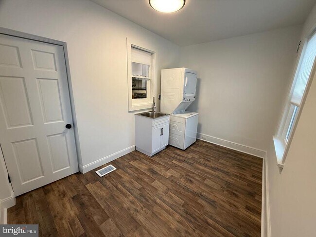 Building Photo - 601 Hawley St