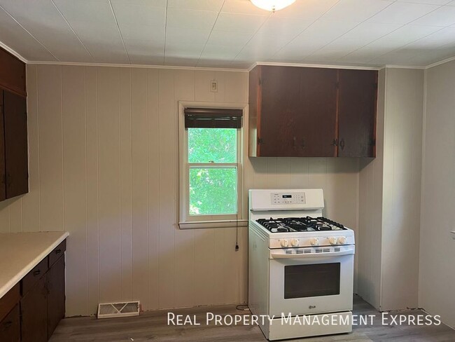 Photo - 925 N Blauvelt Ave