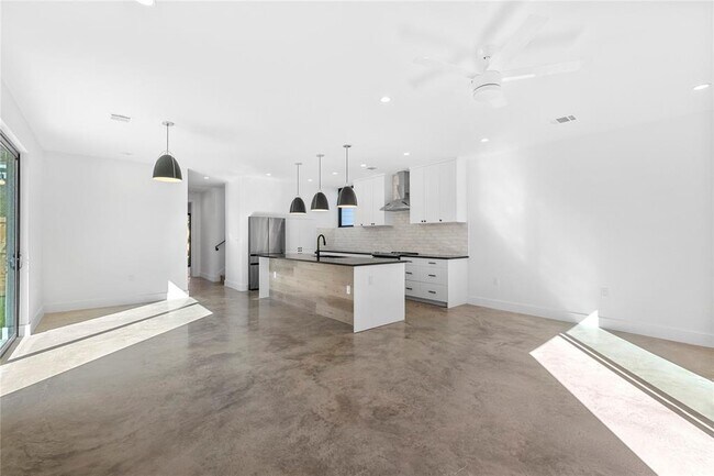 Photo - 2101 Thrasher Ln