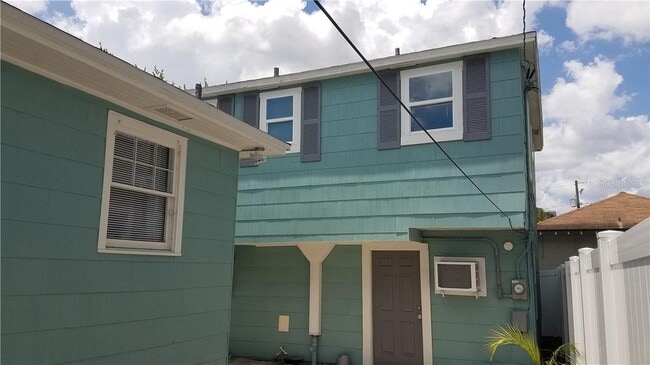 Lower & Upper Apts - 2115 W Cass St