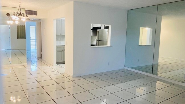 Photo - 600 Village Green Ct Unit 304