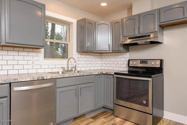 Photo - Spacious 3BR Duplex with Finished Basement & 2-Car Garage in Otsego Unidad 1387