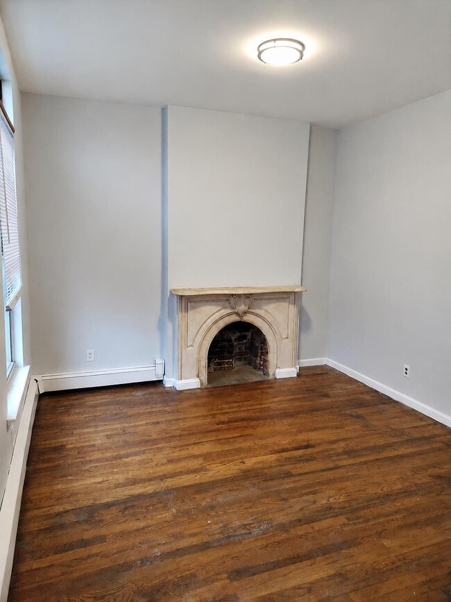 Building Photo - 600.5 Grove St Unit 2