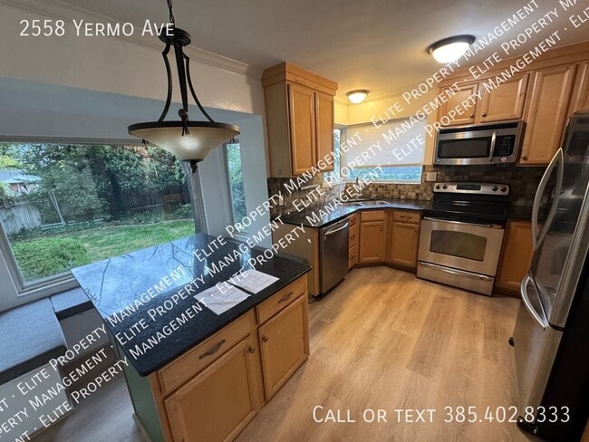 2558 Yermo Ave