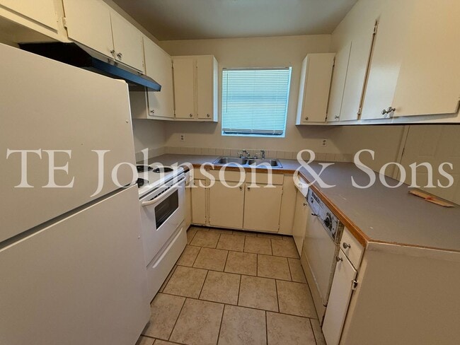 Photo - Comfortable 2 Bedroom Living with All Utilities Included on Oakcroft Unit 1606 Oak Croft D