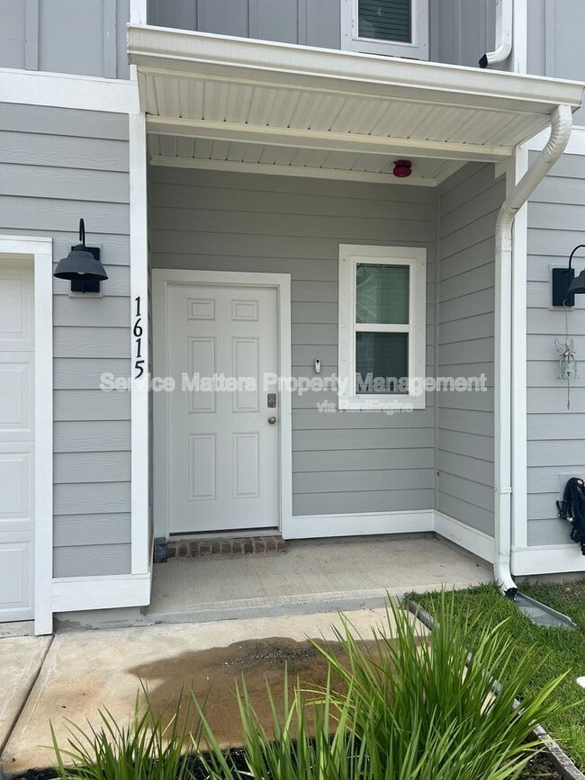 Photo - 1615 Iroquois Ct