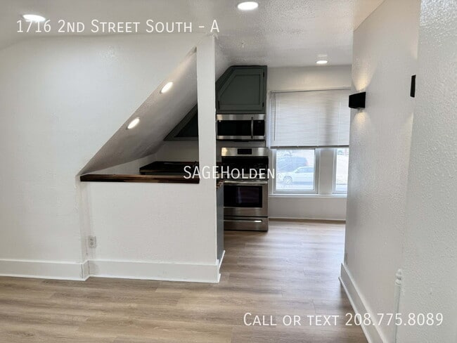 Building Photo - 1716 2nd St S Unit A