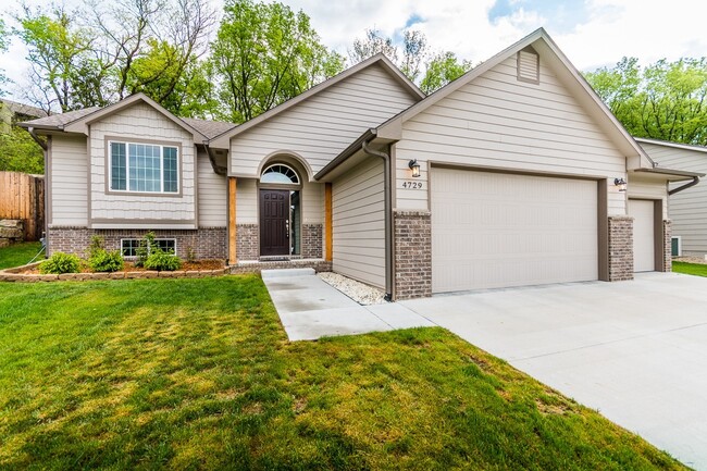 Fenced-in Yard + 3-Car Garage + Finished B... - Fenced-in Yard + 3-Car Garage + Finished B... House