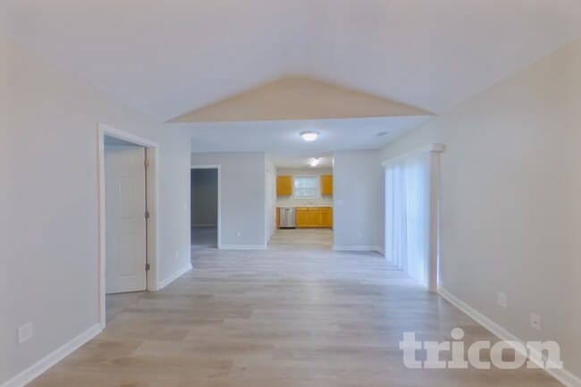 Photo - 562 Chisolm Way
