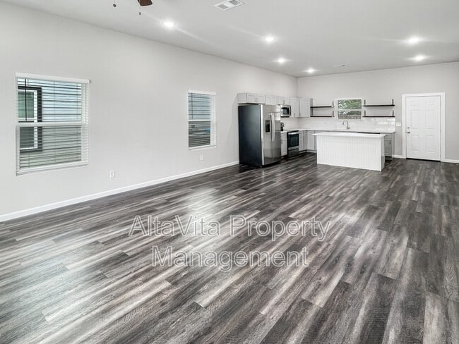 Building Photo - 3213 Chenault St Rental