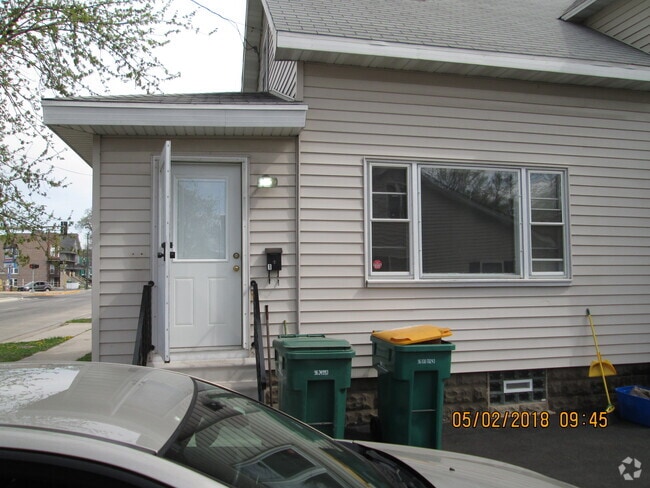 Building Photo - 26 N Center St Unit #1 Center Rental