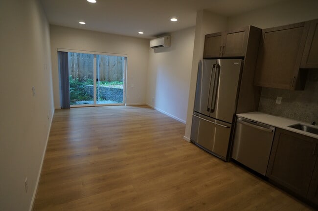 Vista hacia la sala de estar - 3631 1st Ave NW