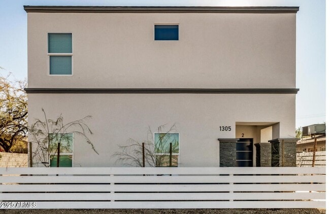 Photo - 1305 E Madison St