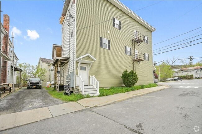 Building Photo - 281 Main St Rental