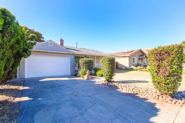 Building Photo - Charming 3 Bed, 2 bath in the East Foothills