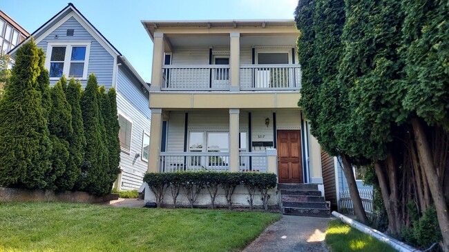 Building Photo - 3217 Hoyt Ave Unit B Rental