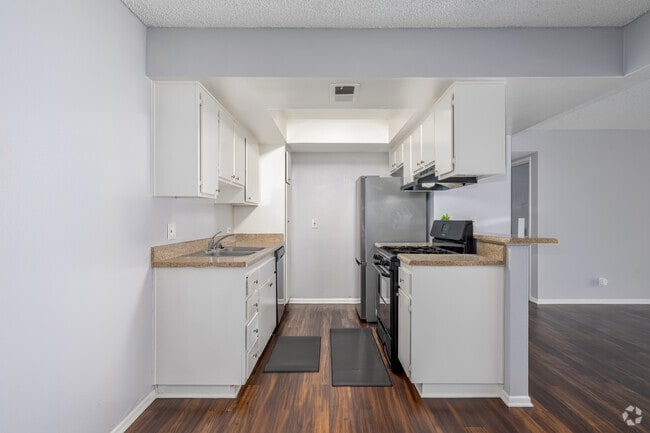2BR, 2BA - 1,005SF - Kitchen
