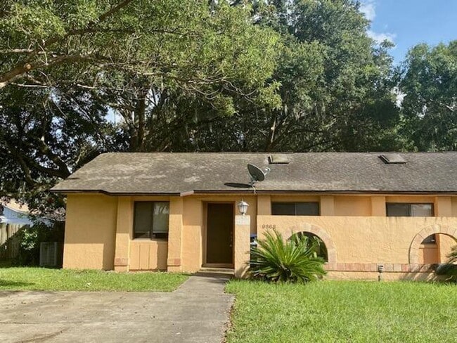 Building Photo - COZY 2/2 DUPLEX