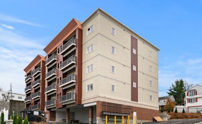 Building Photo - 10 Franklin Ave Unit 307