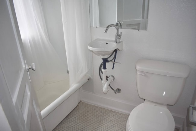 Photo - 1611 S Main St