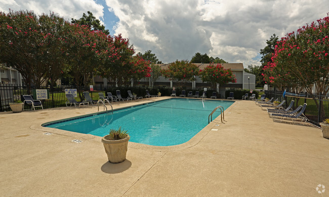 Building Photo - Colonial Pointe Apartments