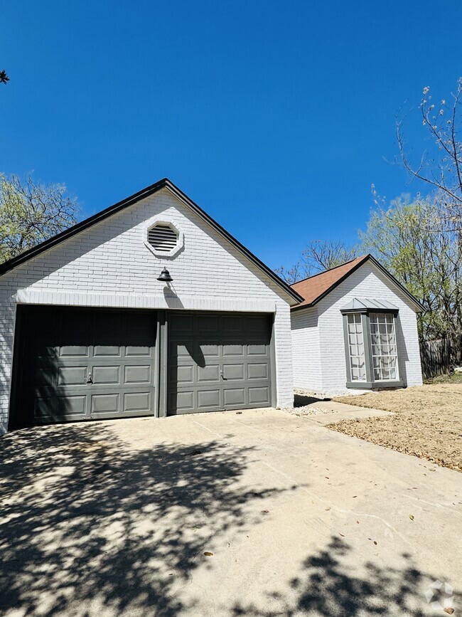 Building Photo - 7727 Broken Arrow Rental