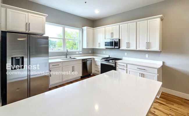 Photo - 1067 Montague Pl