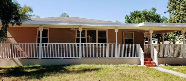 Building Photo - Charming 2 Bedroom/ 1 Bathroom Home with D...