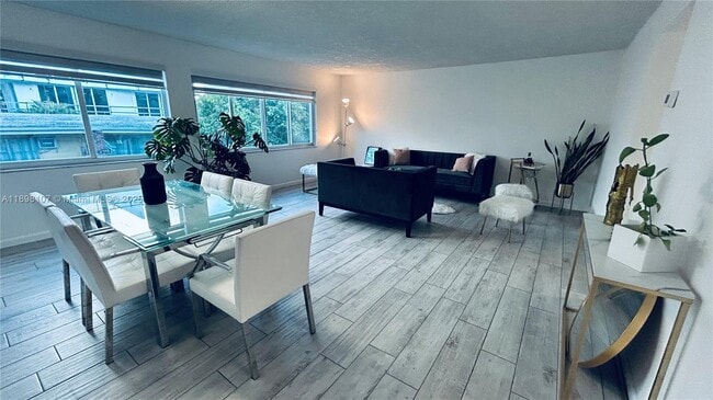 Building Photo - 9971 W Bay Harbor Dr Unit 303