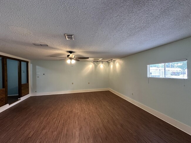 Photo - 11 Camelia Dr