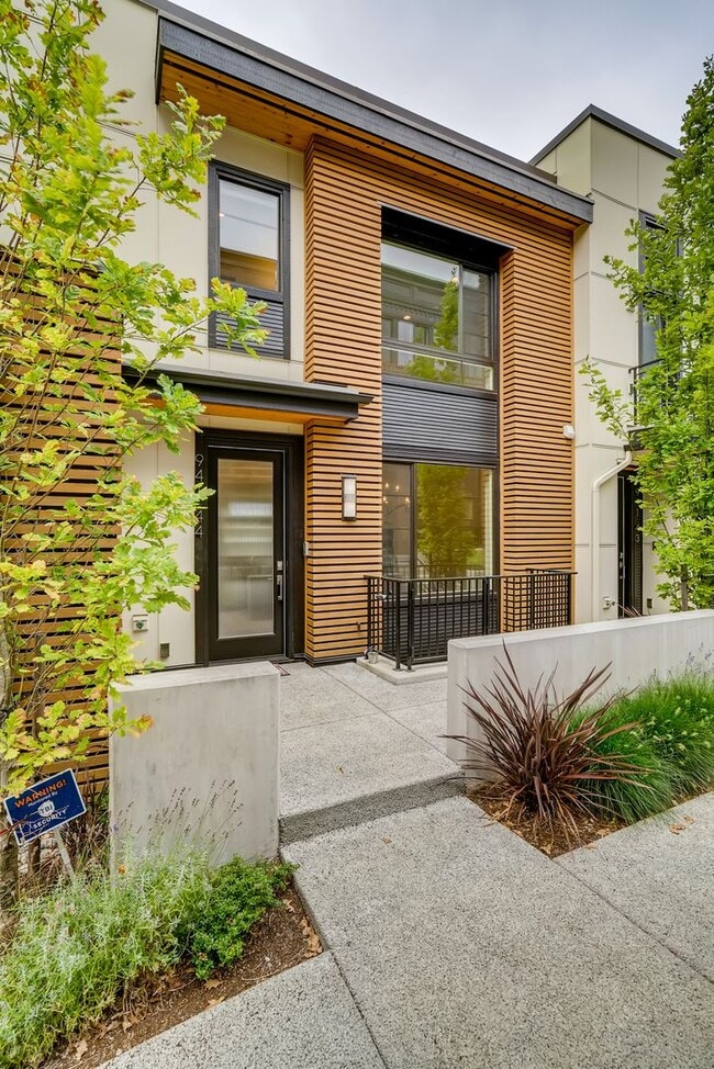 Queen Anne Townhome ~ McGraw Square - Queen Anne Townhome ~ McGraw Square