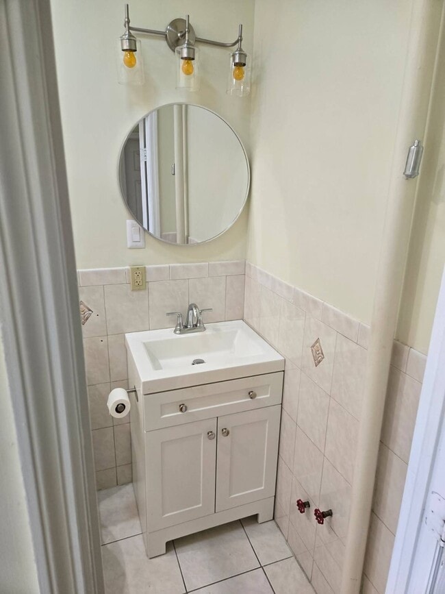 Photo - 121 Weirfield St