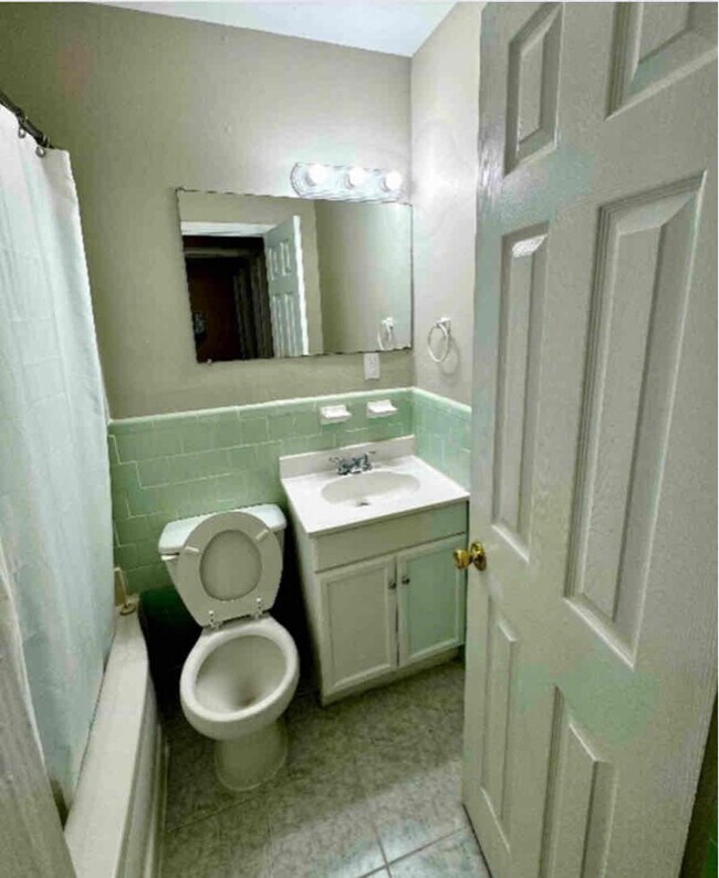 Photo - 1962 Maple Dr