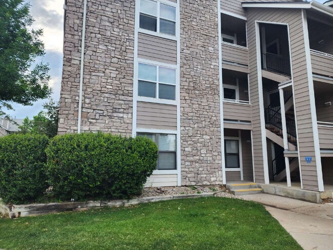 Building Photo - Beautiful Ground Floor 2 Bed 2 Bath Condo! Sunroom! Unit B105