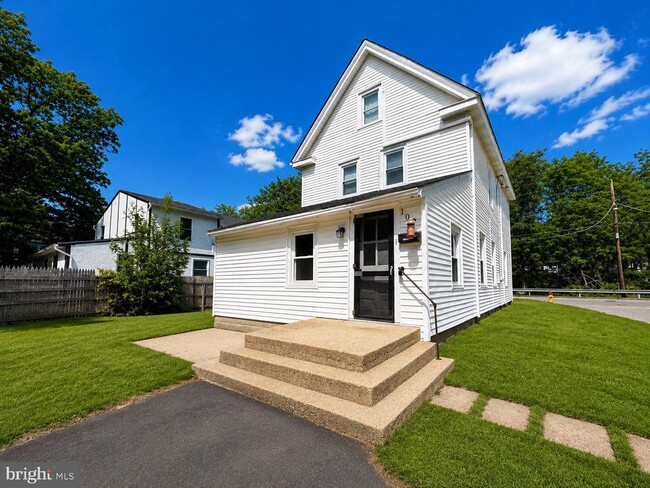 Building Photo - 102 Montgomery Ave Unit 1ST FL